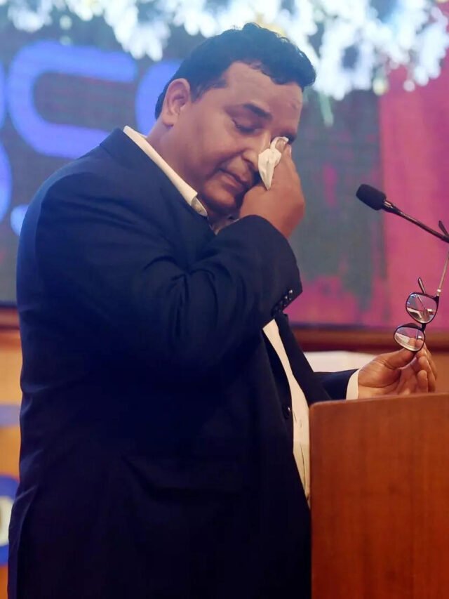 cropped-mumbai-paytm-founder-and-ceo-vijay-shekhar-sharma-gets-emotional-during-the-lis-.jpg